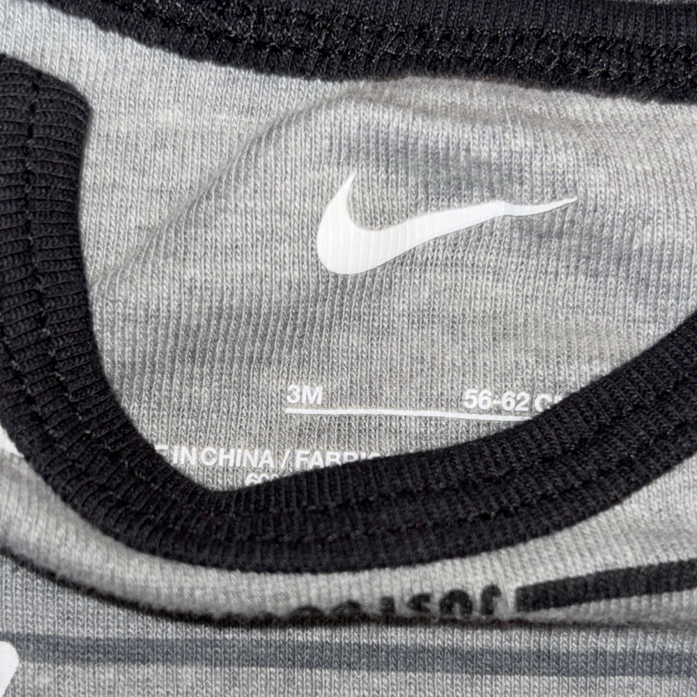 ❌SOLD❌NWOT Nike baby onsies grey red black white size 3-6m - Picture 2 of 4